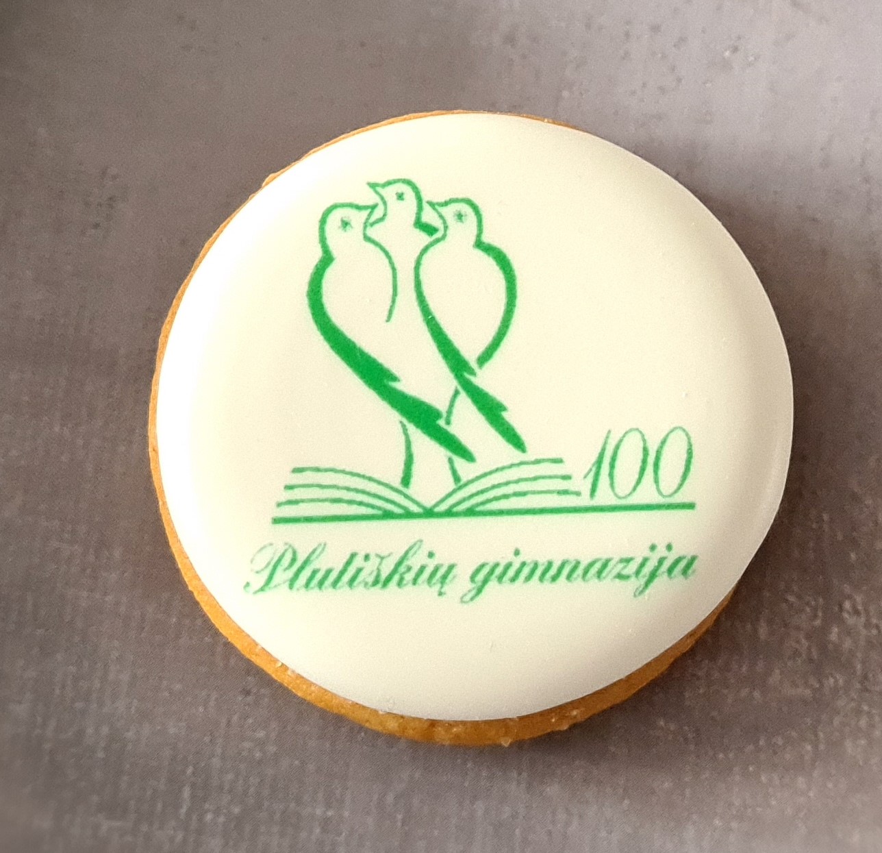 dekoruoti imbieriniai sausainiai su logotipu Plutiškių gimnazija