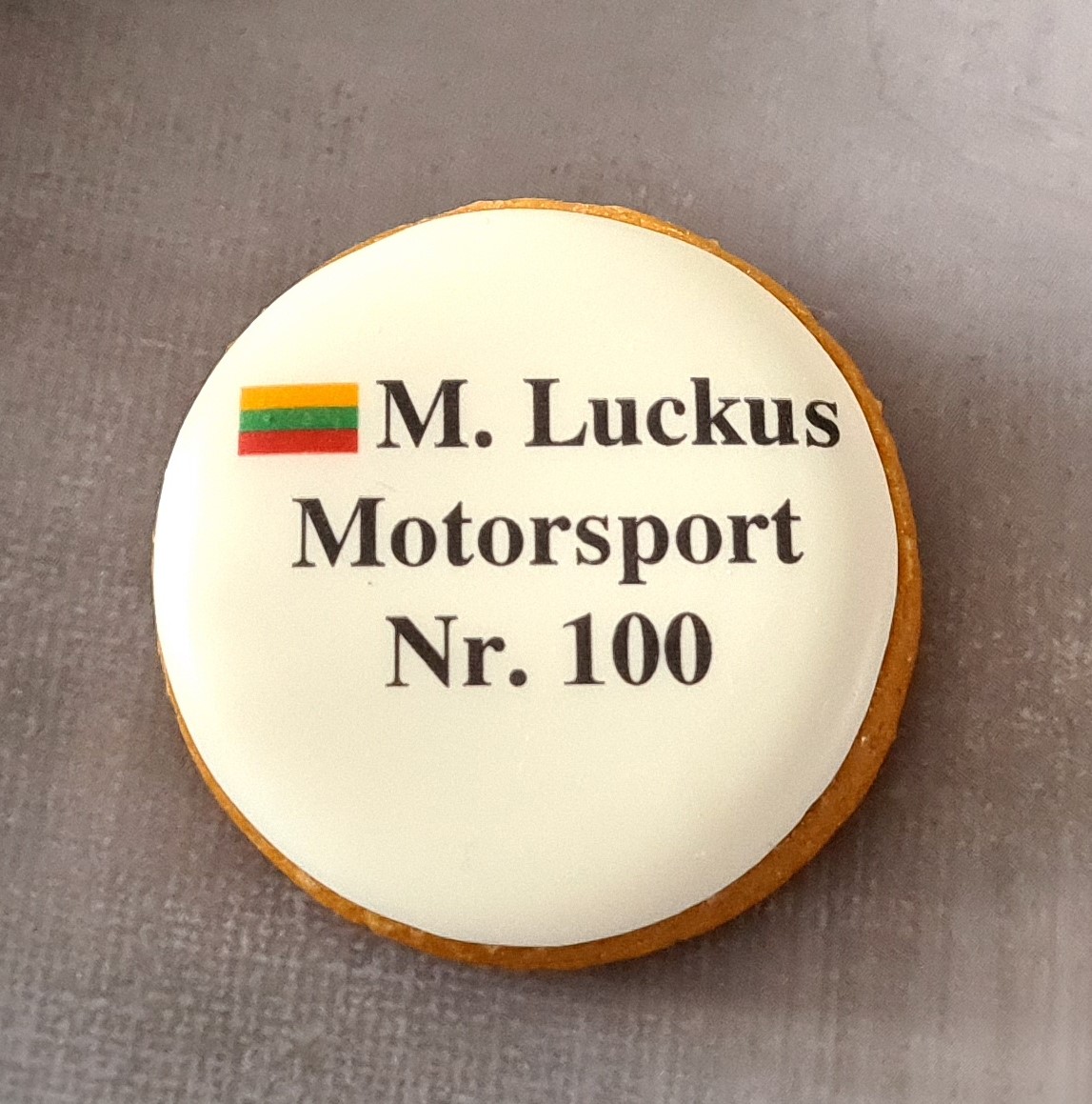 dekoruoti imbieriniai sausainiai su logotipu Motorsport
