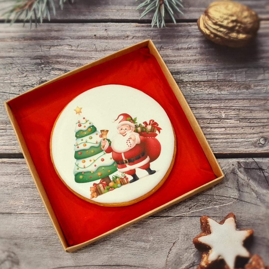Dekoruotas imbierinis sausainis "Kalėdos - Senis šaltis prie eglutės"